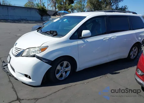 2016 Toyota Sienna Le 8 Passenger z USA, uszkodzony, nr VIN 5TDKK3DC0GS717160